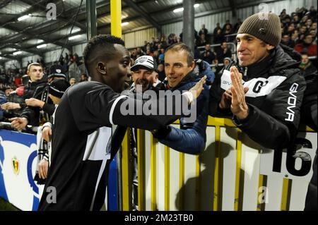 Eupens Spieler feiern nach dem Sieg eines Fußballspiels zwischen KAS Eupen und KV Kortrijk, dem Viertelfinale des Croky-Cup-Wettbewerbs, Dienstag, den 13. Dezember 2016 in Eupen. BELGA FOTO NICOLAS LAMBERT Stockfoto