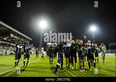 Eupens Spieler feiern nach dem Sieg eines Fußballspiels zwischen KAS Eupen und KV Kortrijk, dem Viertelfinale des Croky-Cup-Wettbewerbs, Dienstag, den 13. Dezember 2016 in Eupen. BELGA FOTO NICOLAS LAMBERT Stockfoto