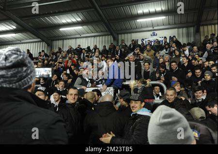 Eupens Spieler feiern nach dem Sieg eines Fußballspiels zwischen KAS Eupen und KV Kortrijk, dem Viertelfinale des Croky-Cup-Wettbewerbs, Dienstag, den 13. Dezember 2016 in Eupen. BELGA FOTO NICOLAS LAMBERT Stockfoto