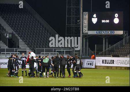 Eupens Spieler feiern nach dem Sieg eines Fußballspiels zwischen KAS Eupen und KV Kortrijk, dem Viertelfinale des Croky-Cup-Wettbewerbs, Dienstag, den 13. Dezember 2016 in Eupen. BELGA FOTO NICOLAS LAMBERT Stockfoto