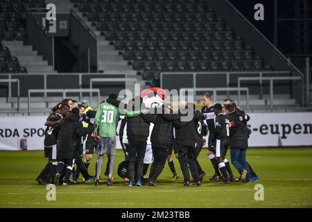 Eupens Spieler feiern nach dem Sieg eines Fußballspiels zwischen KAS Eupen und KV Kortrijk, dem Viertelfinale des Croky-Cup-Wettbewerbs, Dienstag, den 13. Dezember 2016 in Eupen. BELGA FOTO NICOLAS LAMBERT Stockfoto