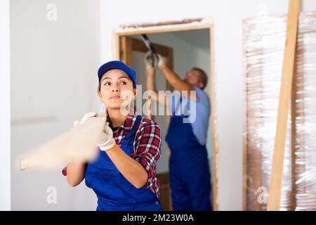 Eine Baufirma mit Holzbohlen auf der Baustelle Stockfoto