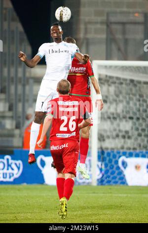 Gents Kalifa Coulibaly und Oostendes Zarko Tomasevic kämpfen um den Ball während eines Fußballspiels zwischen KV Oostende und KAA Gent, dem Viertelfinale des Croky-Cup-Wettbewerbs, am Mittwoch, den 14. Dezember 2016 in Oostende. BELGA FOTO KURT DESPLENTER Stockfoto