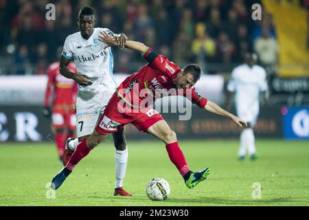 Gents Kalifa Coulibaly und Oostendes Zarko Tomasevic kämpfen um den Ball während eines Fußballspiels zwischen KV Oostende und KAA Gent, dem Viertelfinale des Croky-Cup-Wettbewerbs, am Mittwoch, den 14. Dezember 2016 in Oostende. BELGA FOTO JASPER JACOBS Stockfoto