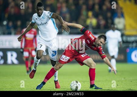 Gents Kalifa Coulibaly und Oostendes Zarko Tomasevic kämpfen um den Ball während eines Fußballspiels zwischen KV Oostende und KAA Gent, dem Viertelfinale des Croky-Cup-Wettbewerbs, am Mittwoch, den 14. Dezember 2016 in Oostende. BELGA FOTO JASPER JACOBS Stockfoto