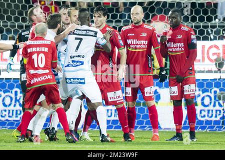 Gents Kalifa Coulibaly und Oostendes Zarko Tomasevic reagieren während eines Fußballspiels zwischen KV Oostende und KAA Gent, dem Viertelfinale des Croky-Cup-Wettbewerbs, am Mittwoch, den 14. Dezember 2016 in Oostende. BELGA FOTO JASPER JACOBS Stockfoto