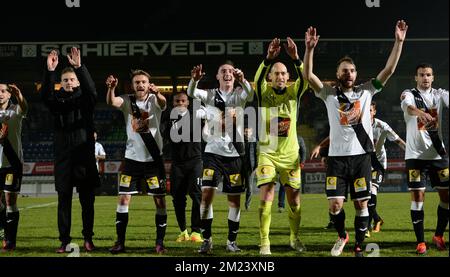 die Spieler von roeselare feiern ihren 3-1-Sieg nach dem Proximus League-Spiel D1B zwischen Roeselare und Cercle Brügge in Roeselare am Samstag, den 17. Dezember 2016, am Tag 20 der belgischen Fußballmeisterschaft, Abteilung 1B. BELGA FOTO DAVID CATRY Stockfoto