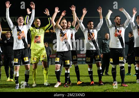 Die Spieler von Roeselare feiern ihren 3-1-Sieg nach dem Proximus League-Spiel D1B zwischen Roeselare und Cercle Brügge in Roeselare am Samstag, den 17. Dezember 2016, am Tag 20 der belgischen Fußballmeisterschaft, Abteilung 1B. BELGA FOTO DAVID CATRY Stockfoto