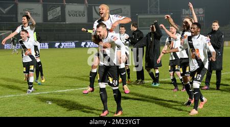 die Spieler von roeselare feiern ihren 3-1. Sieg nach dem Spiel der Proximus League D1B zwischen Roeselare und Cercle Brügge am Samstag, den 17. Dezember 2016, am Tag 20 der belgischen Fußballmeisterschaft, in Roeselare, am 1B. Dezember. BELGA FOTO DAVID CATRY Stockfoto