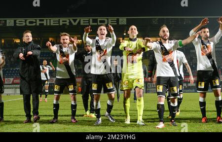 die Spieler von roeselare feiern ihren 3-1-Sieg nach dem Proximus League-Spiel D1B zwischen Roeselare und Cercle Brügge in Roeselare am Samstag, den 17. Dezember 2016, am Tag 20 der belgischen Fußballmeisterschaft, Abteilung 1B. BELGA FOTO DAVID CATRY Stockfoto