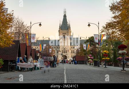 Ein Bild vom Boulevard Stefan cel Mare si Sfant, der bei Sonnenuntergang und im Herbst zum Kulturpalast von Iasi führt. Stockfoto