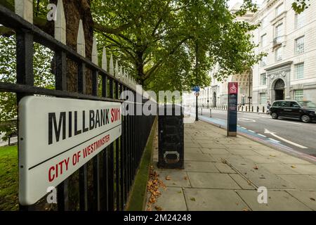 London, September 2022: Millbank-Straßenschild und GCHQ-Hauptquartier Stockfoto