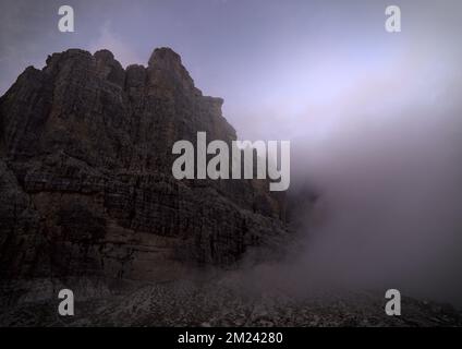 brenta dolomiten mit Nebel. Winternebeltag auf den alpen. Bergnebel. Stockfoto