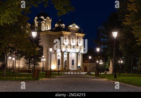 Ein Bild der Kirche St. Peter und Paul in Iasi bei Nacht. Stockfoto