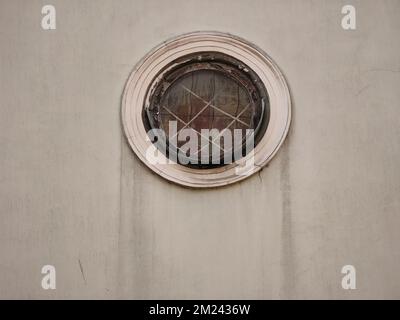 Small round window on white wall. Close-up Stockfoto