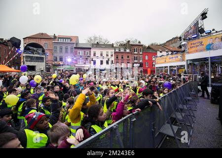 ACHTUNG HERAUSGEBER - VERTEILT BILDER - REDAKTIONELLE VERWENDUNG NUR verteilt Bilder veröffentlicht am Freitag, den 23. Dezember 2016 zeigt die Wohltätigkeitsaktion "Viva for Life", organisiert vom Radiosender VivaCite, der Teil der belgischen französischsprachigen öffentlichen Fernseh- und Radiosenderin RTBF in Charleroi ist. Die Moderatoren Sara De Paduwa, Cyril und Ophelie Fontana werden vom 17. Bis 23. Dezember im Glasstudio für sechs Tage und sechs Nächte am Place de la Digue in Charleroi eingeschlossen. BELGA FOTOHANDLUNG / RTBF / Martin Godfroid Stockfoto