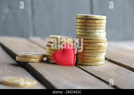 Businessgrafik aus Münzen mit altem Hintergrund. Stockfoto