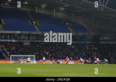 Bolton, Großbritannien. 13.. Dezember 2022. Ein allgemeiner Überblick über die Manchester United-Fans während des Papa John's Trophy-Spiels Bolton Wanderers vs Manchester United U21 an der University of Bolton Stadium, Bolton, Großbritannien, 13.. Dezember 2022 (Foto von Phil Bryan/News Images) in Bolton, Großbritannien, am 12./13. Dezember 2022. (Foto: Phil Bryan/News Images/Sipa USA) Guthaben: SIPA USA/Alamy Live News Stockfoto