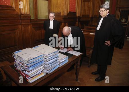 Abbildungen zeigen Anwälte zu Beginn des Prozesses gegen 7 Vertreter der belgischen Pharmaindustrie und des mexikanischen drogenbarons Ezio Figueroa-Vasquez vor dem Brüsseler Strafvollzugsgericht am Mittwoch, den 04. Januar 2017 in Brüssel. Die Pharmaunternehmen werden beschuldigt, den Drogenboss mit Medikamenten zu versorgen, die er in gefährliche Drogen verwandelt hat. BELGA FOTO THIERRY ROGE Stockfoto