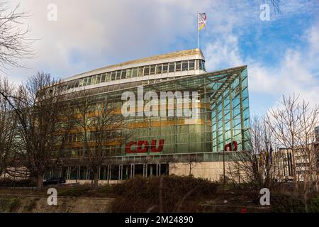 BERLIN - 12. DEZEMBER 2022: CDU-Zentrale in Berlin. Moderne Büros der politischen Partei in Deutschland, der CDU unter der Leitung von Friedrich Merz. Stockfoto