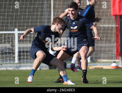 Genks Jere Uronen und Genks Ruslan Malinovsky wurden am zweiten Tag des Wintertrainingslagers der belgischen Fußballmannschaft KRC Genk in San Pedro Del Pinatar, Spanien, am Samstag, den 07. Januar 2017 aufgenommen. BELGA PHOTO VIRGINIE LEFOUR Stockfoto