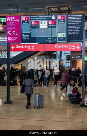 BERLIN, DEUTSCHLAND - 12. DEZEMBER 2022: Unterschreiben Sie die Sicherheitskontrolle und geben Sie die Wartezeiten an. Passagiere an der Flughafen-BER sind immer noch in Sicht Stockfoto