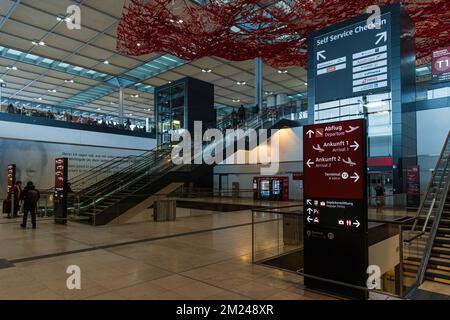 BERLIN, DEUTSCHLAND - 12. DEZEMBER 2022, Innere des Berliner Flughafens Brandenburg-Willy-Brandt. Stockfoto