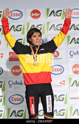 Belgische Sanne Cant , Gewinnerin der Goldmedaille auf dem Podium nach dem Rennen der Frauen bei der Radtour der belgischen Nationalmeisterschaft am Sonntag, den 08. Januar 2017 in Oostende. BELGA FOTO DAVID STOCKMAN Stockfoto