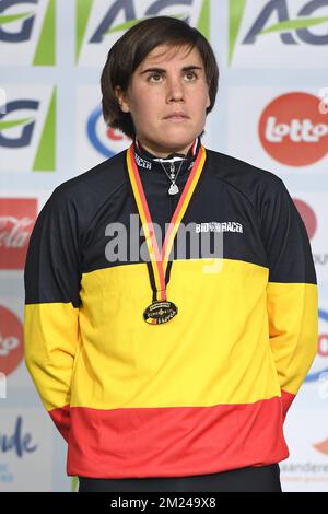 Belgische Sanne Cant , Gewinnerin der Goldmedaille auf dem Podium nach dem Rennen der Frauen bei der Radtour der belgischen Nationalmeisterschaft am Sonntag, den 08. Januar 2017 in Oostende. BELGA FOTO DAVID STOCKMAN Stockfoto