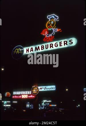 Original McDonalds in Downey, CA, mit dem Speedee-Maskottchen auf Neonschild. Stockfoto