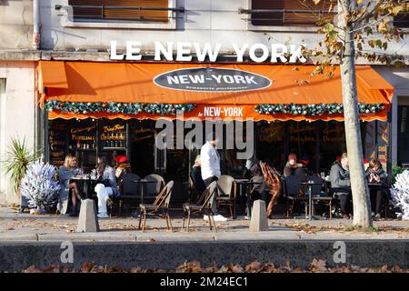 Paris, Frankreich - 10. Dezember 2022 : das 6 New York Restaurant ist die perfekte Definition einer Pariser Taverne, die Geselligkeit und Chic kombiniert. Er hat es gefunden Stockfoto