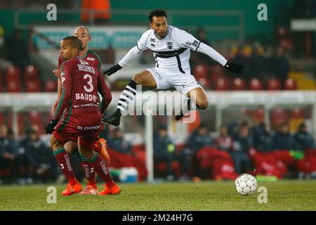 Marvin Baudry von Essevee und Jeffren Issac Suarez Bermudez von Eupen kämpfen um den Ball während eines Spiels zwischen Zulte Waregem und Eupen, dem ersten Spiel des Croky-Cup-Finales 1/2, in Waregem, Mittwoch, den 18. Januar 2017. BELGA FOTO BRUNO FAHY Stockfoto