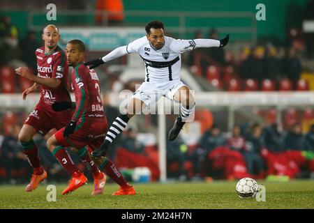 Marvin Baudry von Essevee und Jeffren Issac Suarez Bermudez von Eupen kämpfen um den Ball während eines Spiels zwischen Zulte Waregem und Eupen, dem ersten Spiel des Croky-Cup-Finales 1/2, in Waregem, Mittwoch, den 18. Januar 2017. BELGA FOTO BRUNO FAHY Stockfoto