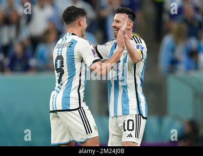 Der argentinische Julian Alvarez feiert das dritte Tor seiner Mannschaft Lionel Messi beim Halbfinalspiel der FIFA-Weltmeisterschaft im Lusail-Stadion in Lusail, Katar. Foto: Dienstag, 13. Dezember 2022. Stockfoto