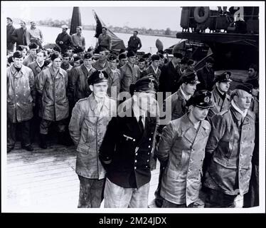 Besatzungsmitglieder U-1228, Kriegsgefangene. Fotos des ersten Marinestreifens Stockfoto