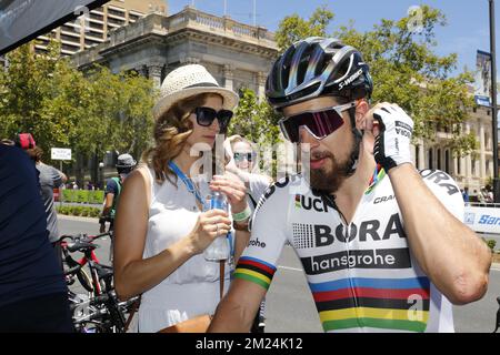 Der slowakische Peter Sagan von Bora-Hansgrohe und seine Frau wurden in der sechsten und letzten Etappe der 19.. Ausgabe des Radrennen Tour Down Under, 90 km von Adelaide nach Adelaide, am Sonntag, den 22. Januar 2017, in Australien abgebildet. BELGA FOTO YUZURU SUNADA Stockfoto