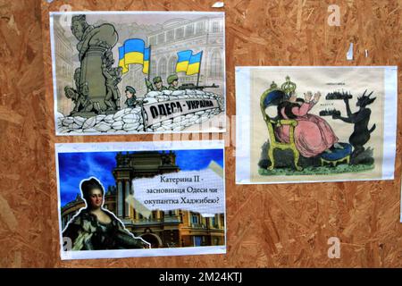 Odessa, Ukraine. 06.. Dezember 2022. Karikaturen von Denis Nedoluzhenko werden in der Deribasovskaya-Straße erhängt. Die Ukrainer versuchen mit allen Mitteln, das russische Kolonialerbe loszuwerden. Eine davon war eine Ausstellung von Werken von Denis Nedoluzhenko, die Fragen nach dem Ort der Denkmäler des Erbes des russischen Reiches aufwirft. Denis Nedolkzhenko ist ein Künstler aus Odessa, der im Stil der "neuen Materialität" arbeitet - eine Reflexion der Zeit ohne Romantisierung und Verzierung. (Foto: Viacheslav Onyshchenko/SOPA im/Sipa USA) Guthaben: SIPA USA/Alamy Live News Stockfoto