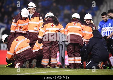 Abbildung zeigt Rotkreuzarbeiter während des Jupiler Pro League-Spiels zwischen KRC Genk und KV Kortrijk in Genk, Dienstag, den 24. Januar 2017, am 23. Tag der belgischen Fußballmeisterschaft. BELGA FOTO YORICK JANSENS Stockfoto