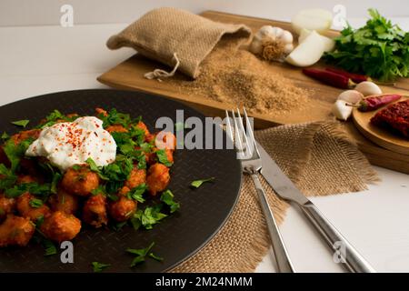 Traditionelles türkisches Essen „Fellah Kofte“, bulgurige Fleischbällchen mit Tomatenpaste und Knoblauch. Stockfoto