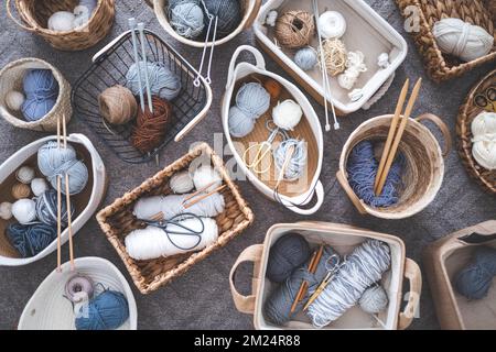 Viele Körbe aus natürlichen, umweltfreundlichen Materialien. Strickgarne, Stricknadeln Stockfoto