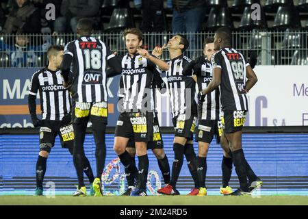 Die Spieler von Charleroi feiern nach einem Tor während des Spiels der Jupiler Pro League zwischen Sporting Charleroi und SV Zulte Waregem in Charleroi, Freitag, den 27. Januar 2017, am 24. Tag der belgischen Fußballmeisterschaft. BELGA FOTO JASPER JACOBS Stockfoto