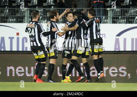 Die Spieler von Charleroi feiern nach einem Tor während des Spiels der Jupiler Pro League zwischen Sporting Charleroi und SV Zulte Waregem in Charleroi, Freitag, den 27. Januar 2017, am 24. Tag der belgischen Fußballmeisterschaft. BELGA FOTO JASPER JACOBS Stockfoto