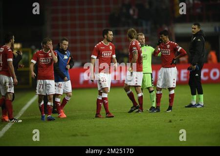 Die Spieler von Standard reagieren während des Jupiler Pro League-Spiels zwischen Standard de Liege und KV Kortrijk in Lüttich am Samstag, den 04. Februar 2017, am 25. Tag der belgischen Fußballmeisterschaft. BELGA FOTO JOHN THYS Stockfoto