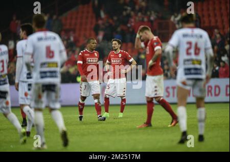 Die Spieler von Standard reagieren während des Jupiler Pro League-Spiels zwischen Standard de Liege und KV Kortrijk in Lüttich am Samstag, den 04. Februar 2017, am 25. Tag der belgischen Fußballmeisterschaft. BELGA FOTO JOHN THYS Stockfoto