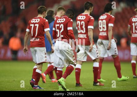 Die Spieler von Standard reagieren während des Jupiler Pro League-Spiels zwischen Standard de Liege und KV Kortrijk in Lüttich am Samstag, den 04. Februar 2017, am 25. Tag der belgischen Fußballmeisterschaft. BELGA FOTO JOHN THYS Stockfoto