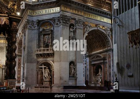 Die wunderschönen Innenräume des Petersdoms in Rom, der größten Kirche der Welt, die an dem Ort erbaut wurde, an dem der Petersdom angeblich begraben wurde Stockfoto