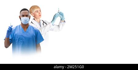 Impfkonzept. Zwei Multiethnische Ärzte, Die Eine Spritze Mit Impfstoffdosis In Der Hand Halten Stockfoto