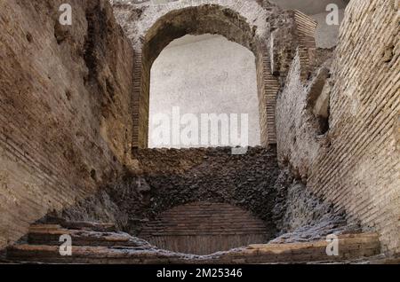 Die Überreste des Stadions Domitian befinden sich unter der Piazza Navona und sind das einzige Beispiel für ein Mauerwerk-Stadion, das bis heute in Rom bekannt ist. Stockfoto