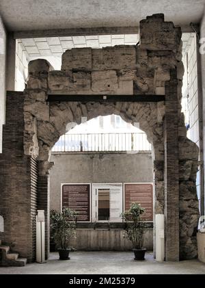 Die Überreste des Stadions Domitian befinden sich unter der Piazza Navona und sind das einzige Beispiel für ein Mauerwerk-Stadion, das bis heute in Rom bekannt ist. Stockfoto