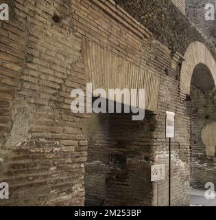 Die Überreste des Stadions Domitian befinden sich unter der Piazza Navona und sind das einzige Beispiel für ein Mauerwerk-Stadion, das bis heute in Rom bekannt ist. Stockfoto